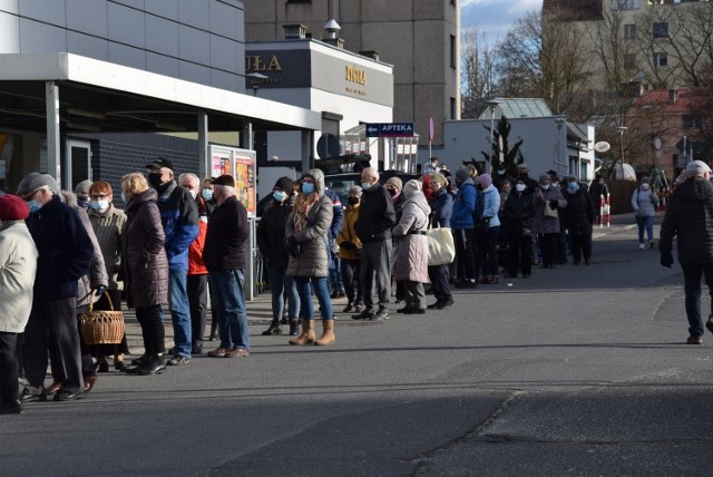 Wcześniej akcje rozdawania maseczek organizowało miasto. Chętnych do środków ochrony nie brakowało.