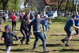 Znowu będą obchodzić Lany Poniedziałek w Grabicach. Będzie kolejna odsłona Wodnej Wojny. Tak oblewali się w zeszłych latach (ZDJĘCIA)