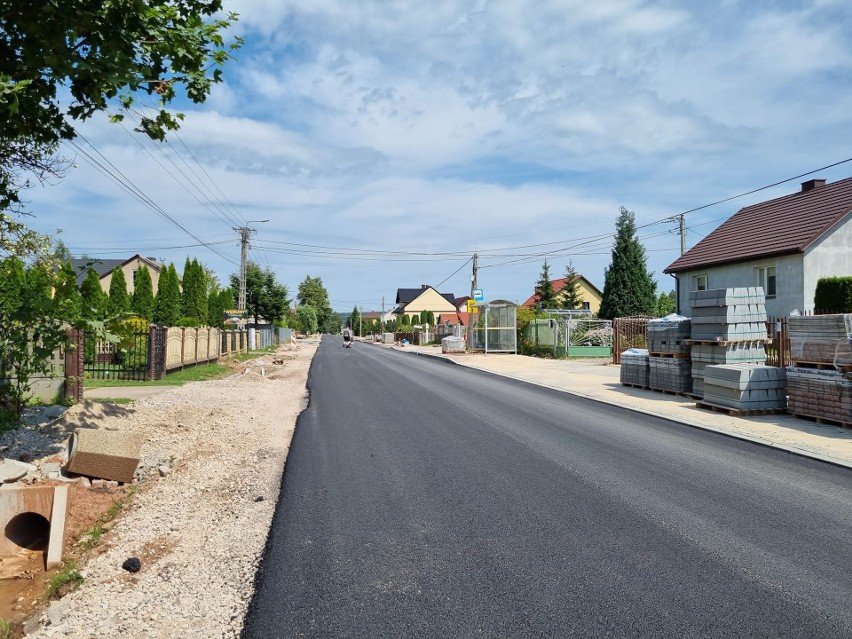 Droga powiatowa w Bobrzy, w gminie Miedziana Góra ma nowy asfalt i chodnik. Zobacz zdjęcia