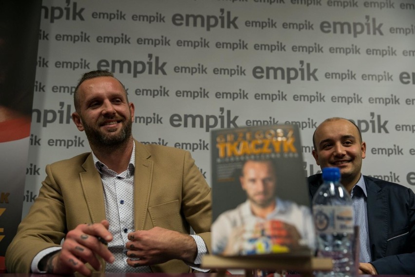 Grzegorz Tkaczyk podczas promocji autobiografii w Empiku...