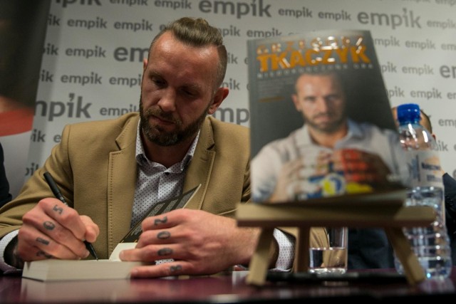 Grzegorz Tkaczyk podczas promocji autobiografii w Empiku Bonarka w Krakowie
