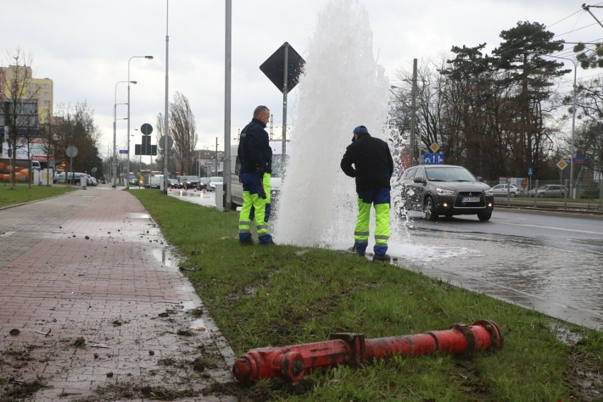 Słup wody na Ślężnej. Samochód zniszczył hydrant (ZDJĘCIA)