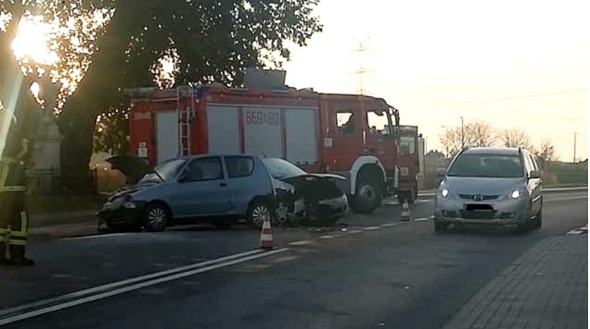 Jedna osoba trafiła do szpitala po zderzeniu dwóch aut w...