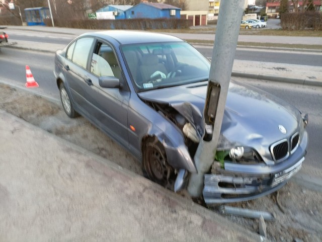 Pijany kierowca BMW ściął słup. 22-latkowi z Bytowa grożą dwa lata więzienia.