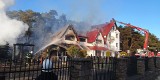 Spłonęła Łebska Chata w Łebie. Z ogniem walczyło 30 zastępów straży pożarnej [NOWE ZDJĘCIA, WIDEO]