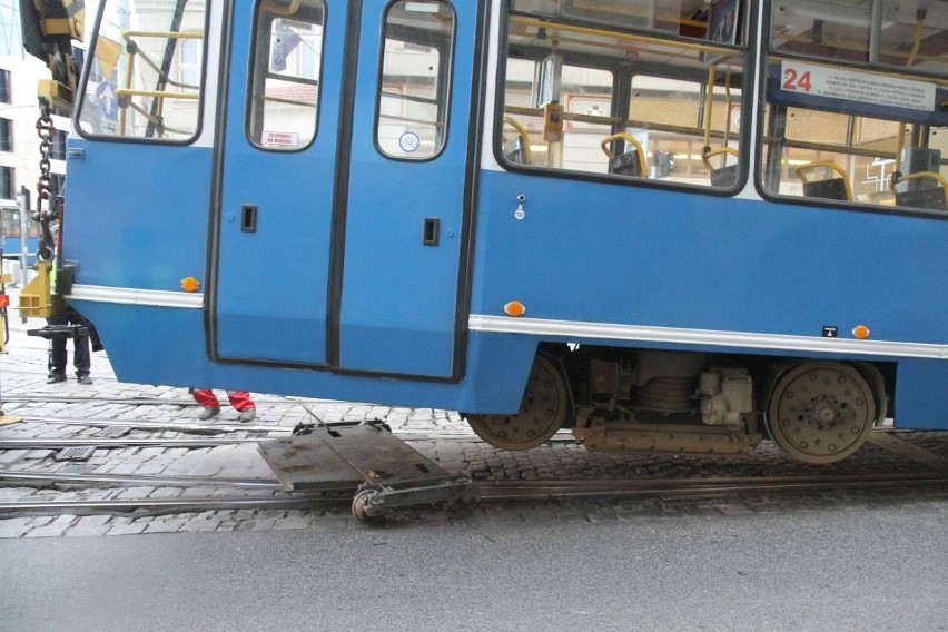 Przy Dworcu Głównym wykoleił się tramwaj  [ZDJĘCIA]