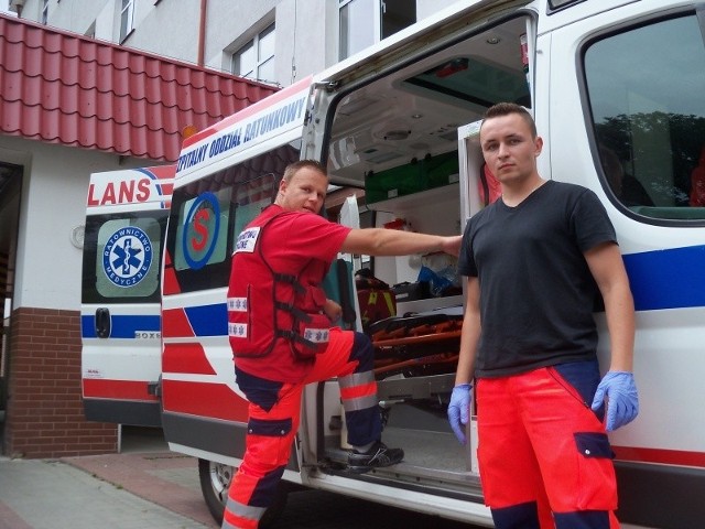 Ratownicy medyczni Łukasz Derkacz i Adam Kitajczuk: &#8211; Często na miejsce wypadku docieramy przed policją. Zmorą są osoby postronne, które fotografują i nagrywają, gdy ratujemy czyjeś życie.