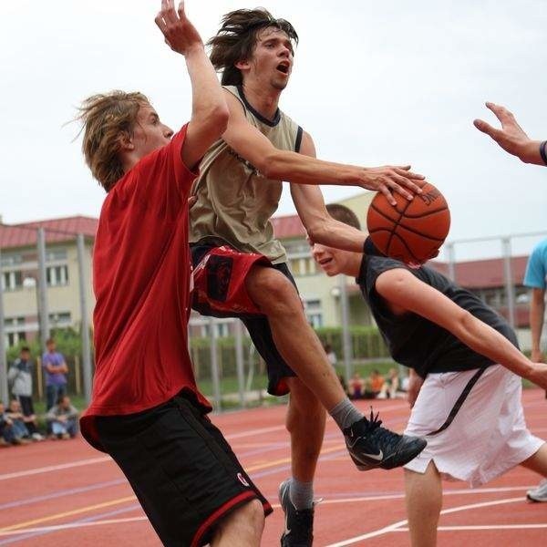 W niedzielę o godz. 14 w Parku Kultury i Wypoczynku przy ulicy Rybackiej w Słupsku odbędą się eliminacje do największego na świecie turnieju streetballowego Red Bull King of the Rock.