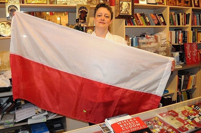Biało-czerwone flagi można kupić na przykład w tarnobrzeskim sklepie Veritas
