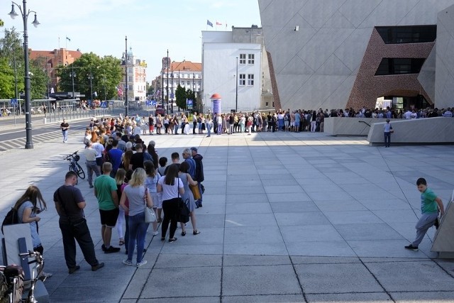 "Romeo i Julia" w 3D, specjalny premierowy spektakl Teatru Studio Buffo zostanie zaprezentowany 5 sierpnia w Toruniu. Ekipa Janusza Józefowicza i Janusza Stokłosy zdradziła pierwsze szczegóły tego wydarzenia podczas dzisiejszej konferencji prasowej. Jedną z ról zagra oczywiście Natasza Urbańska. Szykuje się więc nie lada atrakcja!"Romeo i Julia" Teatru Buffo będzie pierwszym na świecie musicalem na wodzie 3D Live, który zostanie zaprezentowany na kurtynach wodnych. Wirtualna scenografia zostanie wygenerowana przez projekcje 3D, a więc widzowie będą oglądać spektakl w specjalnych okularach. Za technologię wodną odpowiada firma Water Concept, znana torunianom z dokonań podczas festiwalu światła Bella Skyway. Materiały do projekcji 3D zostaną przygotowane przez firmę Platige Image.- Nigdy czegoś takiego nie robiłem i nie wiem, czy ktoś na świecie to robił. Będzie to dla nas tak naprawdę eksperyment. W trakcie spektaklu odbywać się będzie projekcja na ekranie 3D, a dodatkowo przed tym ekranem umieścimy kurtyny wodne, na których też będą wyświetlane niezależne projekcje - mówił podczas konferencji Janusz Józefowicz, dyrektor artystyczny Studia Buffo. Spektakl prezentowany będzie trzykrotnie (w piątek, sobotę i niedzielę): 4 sierpnia (premiera), 5 i 6 sierpnia 2017 r. na zakończenie XVIII Światowych Igrzysk Polonijnych, które odbędą się w Toruniu w dniach 29 lipca-6 sierpnia. W spektaklu nie zabraknie Nataszy Urbańskiej, natomiast castingi na odtwórców ról tytułowych jeszcze trwają. Na premierę 5 sierpnia obowiązywać będą bezpłatne wejściówki. Rozdawano je w czwartek. Na 2 pozostałe spektakle bilety będą dostępne w sprzedaży.