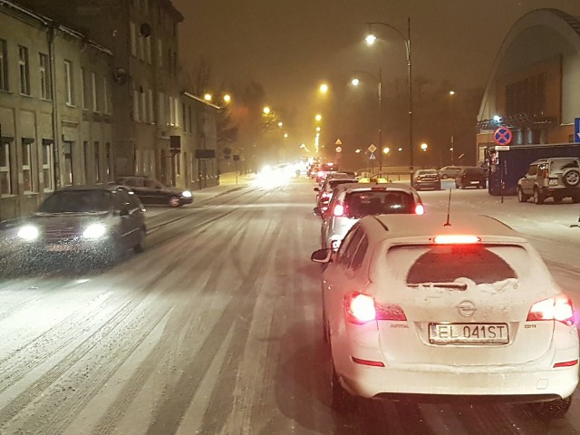 JAKA CZEKA NAS POGODA? KLIKNIJNa łódzkich drogach trudne warunki do jazdy. Trzeba zachować szczególną ostrożność. W centrum tworzą się korki pomimo tego, że godziny szczytu już za nami. Czytelnicy informują nas o nieodśnieżonych jezdniach, na drogach jest bardzo ślisko, radzimy zdjąć nogę z gazu.