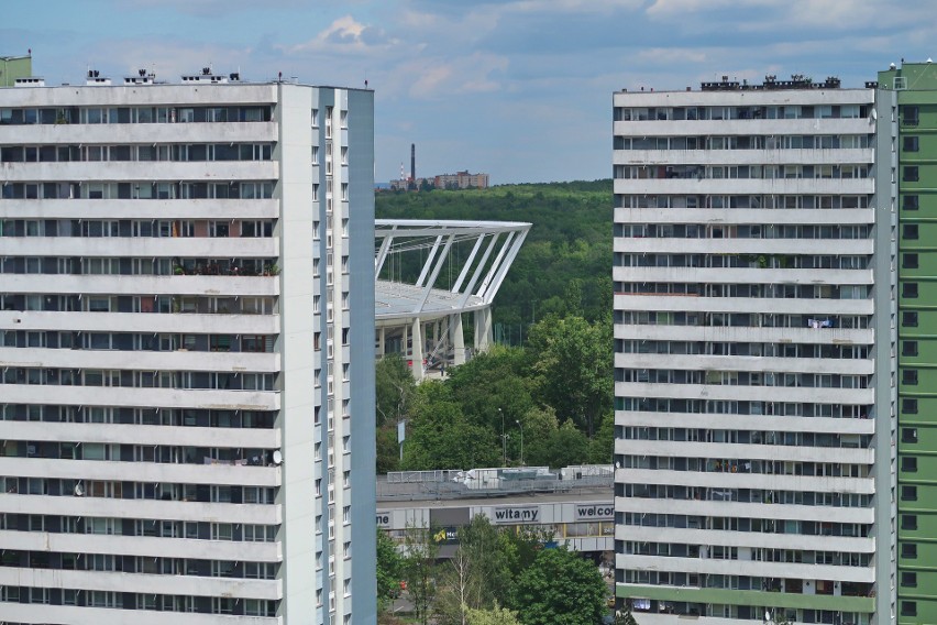 Oto widoki z 13. i 18. pietra bloków na osiedlu Tysiąclecia...