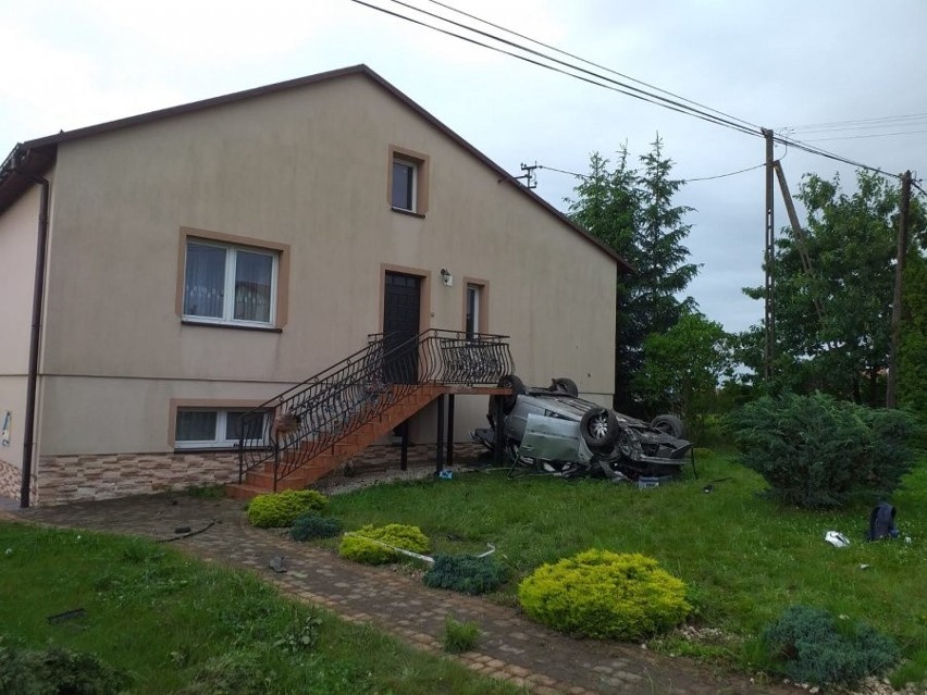 24-latka dachowała renault i uderzyła w dom w Raniżowie koło Kolbuszowej [ZDJĘCIA]