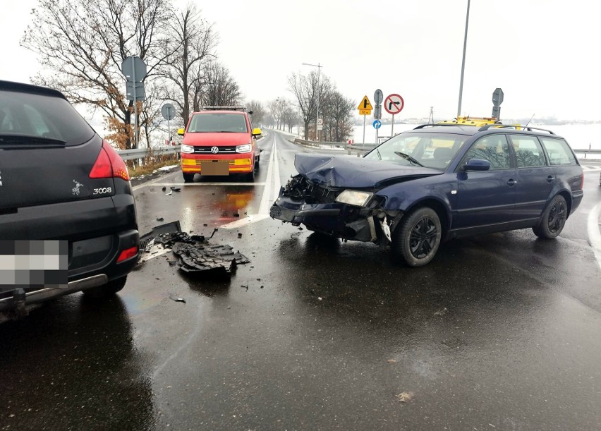 Wypadek na autostradzie A4 przy węźle Kostomłoty (22...
