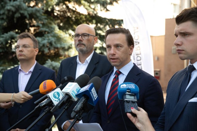 Poseł Krzysztof Bosak, jedynka na podlaskiej liście Konfederacji, poinformował, że złożył w Podlaskim Urzędzie Wojewódzkim interwencję w sprawie polityki migracyjnej