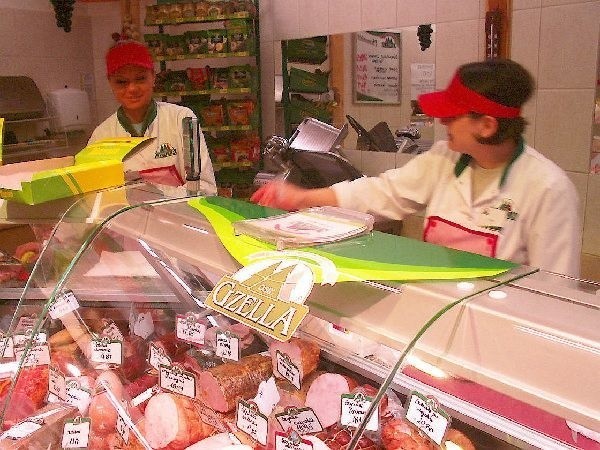 Jeszcze w piątek Agnieszka Sobiechowska i  Ewa Sulska ze sklepu "Gzella" nie zauważały  dużego spadku zainteresowania klientów  mięsem drobiowym. Jak będzie dziś?