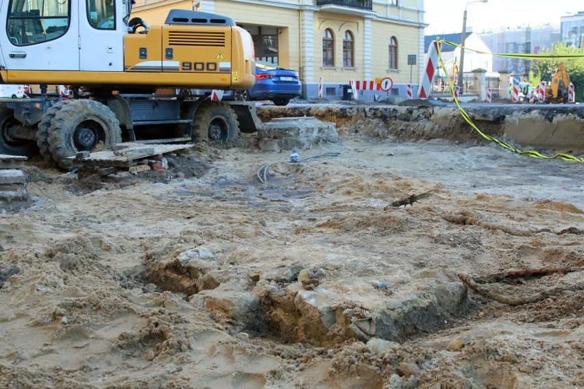 Przy Racławickich odkopali relikty dawnej bramy do miasta. Roboty drogowe zostały wstrzymane