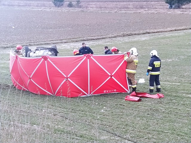 W piątek po południu doszło do tragedii na drodze wojewódzkiej 708 w Brzezinach. ZDJĘCIA I WIĘCEJ INFORMACJI - KLIKNIJ DALEJ