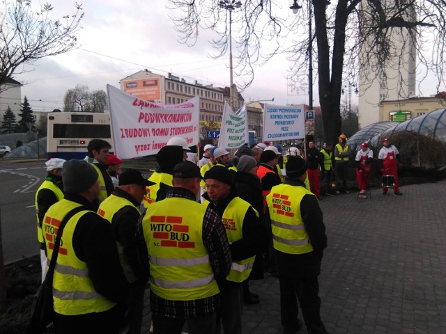 Podwykonawcy, którzy pracowali na budowie akademika Collegium Medicum UMK w Bydgoszczy, protestowali dzisiaj domagając się zaległych wypłat