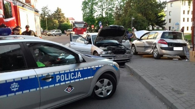 Do zdarzenia doszło w czwartek przed godz. 19, na ul. Lwowskiej w Przeworsku. Policjanci ustalili, że kierujący BMW, jadąc od Placu Mickiewicza, stracił panowanie nad pojazdem i doprowadził do zderzenia z opuszczającym skrzyżowanie renault megane. Drugi z pojazdów uderzył w budynek. W zdarzeniu nikt nie ucierpiał. Uczestnicy byli trzeźwi.Policjanci zatrzymali prawo jazdy sprawcy kolizji, 20-latkowi z pow. przeworskiego.Zobacz też: Wypadek w Przemyślu. Na obwodnicy zderzyły się dwie toyoty