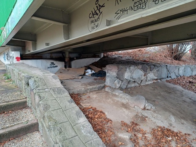 Pod kładką dla pieszych na ulicy Wyszyńskiego wciąż koczują bezdomni
