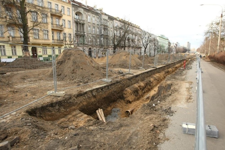 Wrocław: Na Curie-Skłodowskiej układają kanalizację. Remont skończy się do września? [FOTO]