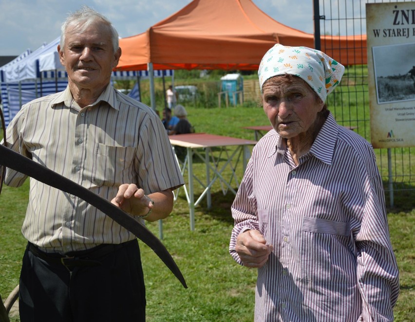 Na polach pracują kombajny, a w Ostrowie wyciągnęli z lamusa sierpy i kosy