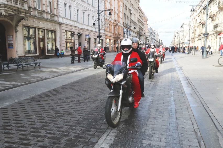 Parada Mikołajów na motorach w Łodzi. MotoMikołaje z prezentami dla dzieci z Domów Dziecka [ZDJĘCIA]