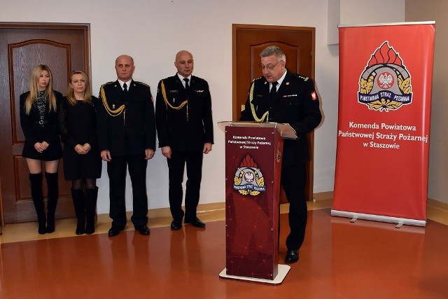 Na emeryturę przeszedł starszy aspirant Robert Drzazga (trzeci z lewej). Żegnał go Komendant Powiatowy Państwowej Straży Pożarnej w Staszowie starszy brygadier Rafał Gajewicz.
