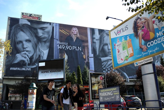 Przesyt reklam w Krakowie jest aż nadto widoczny. Krakowianie wyraźnie opowiedzieli się za zmniejszeniem powierzchni reklamowych w mieście.