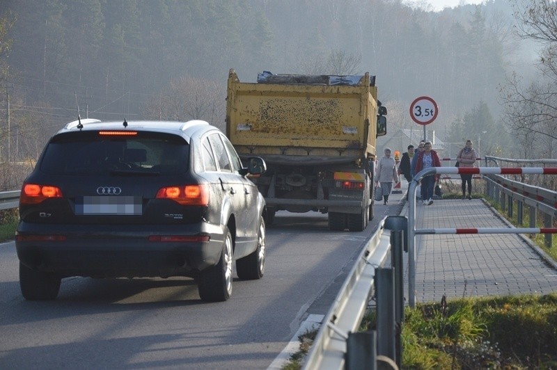 Nowy Sącz. Most na ul. Kamiennej uszkodzony. Mogą nim przejeżdżać auta do 3,5 tony [ZDJĘCIA]