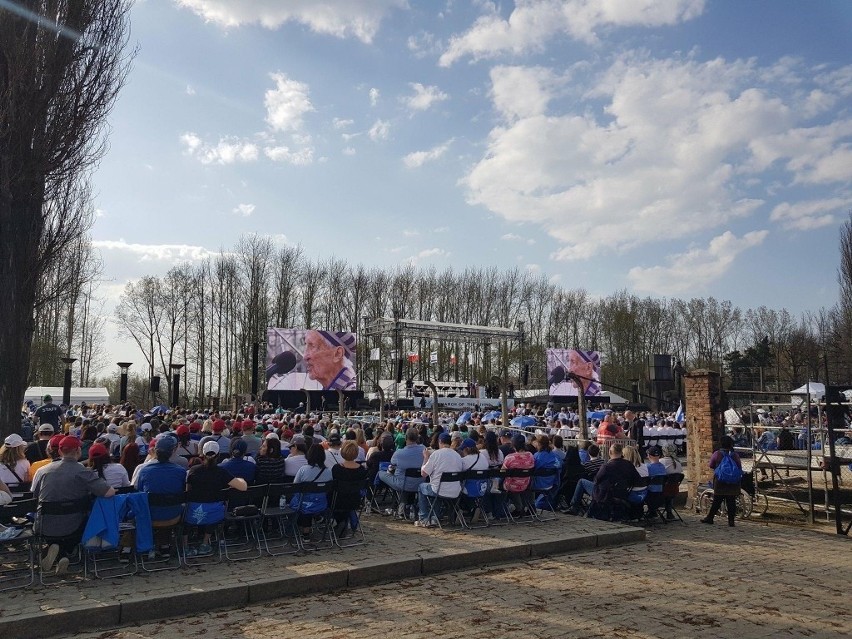 Marsz Żywych w  Oświęcimiu. Prezydent Polski i Izraela szli ramię w ramię z ocalonymi z Zagłady i tysiącami ludzi z całego świata 