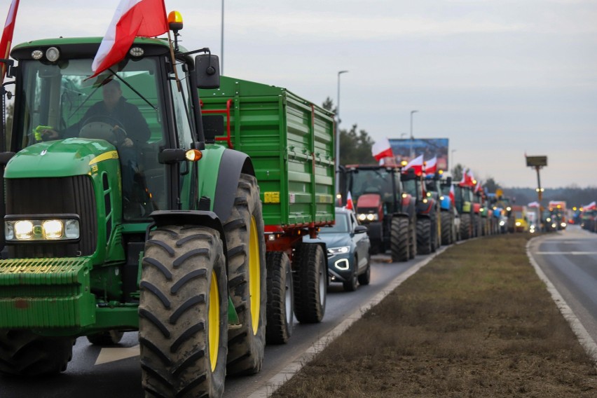 W Toruniu trwają protesty rolników, którzy blokują drogi...