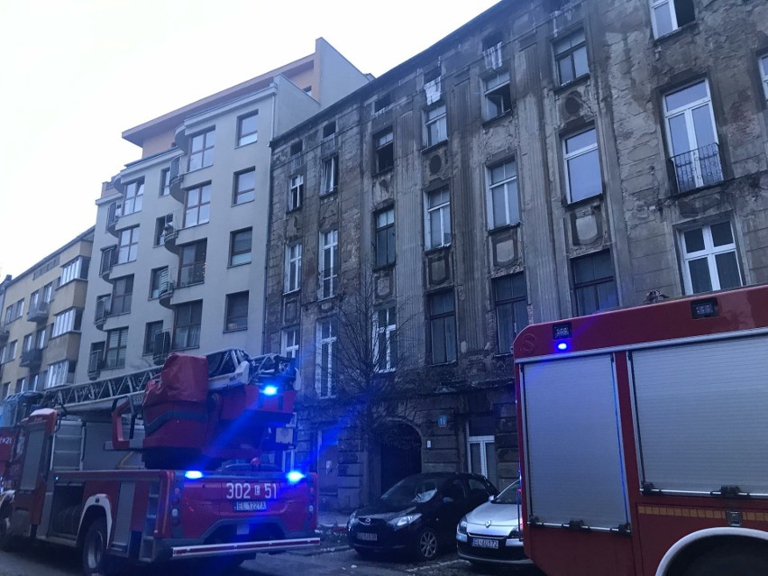 Nocny pożar na ul. Lipowej  w Łodzi. Płonęło poddasze, ewakuowano mieszkańców ZDJĘCIA
