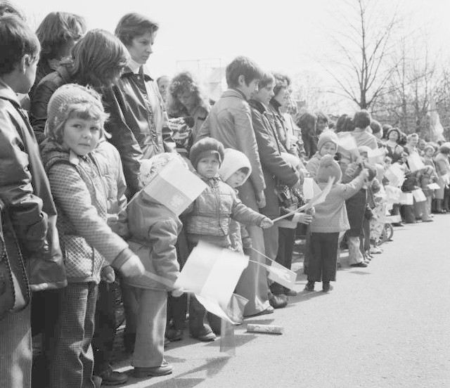 Zobacz, jak wyglądały pochody z okazji Święta Pracy w latach 1975 - 1984