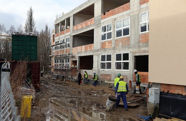 Po ostatnim grudniowym przetargu na plac budowy przy ul. Dąbskiej weszła firma Ciroko, której zadaniem będzie dokończenie prac.