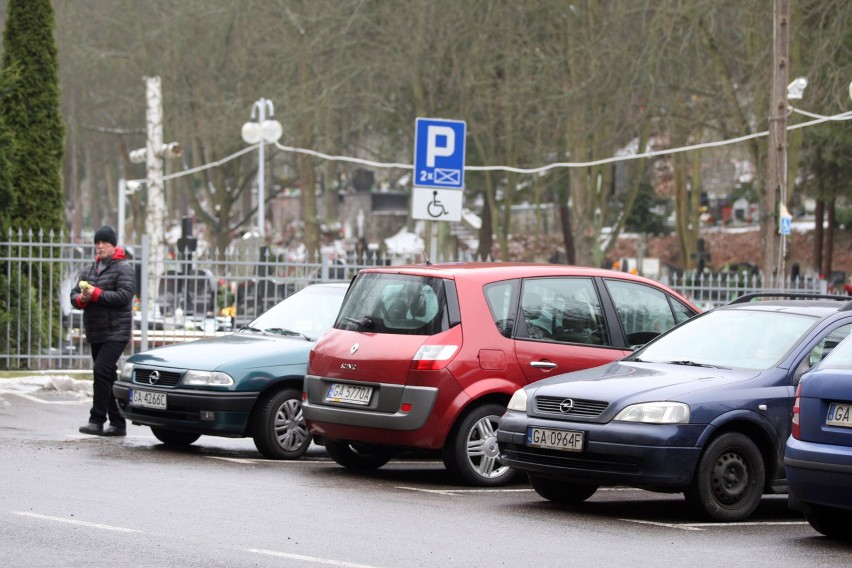 Więcej miejsc parkingowych przy cmentarzu Komunalnym...