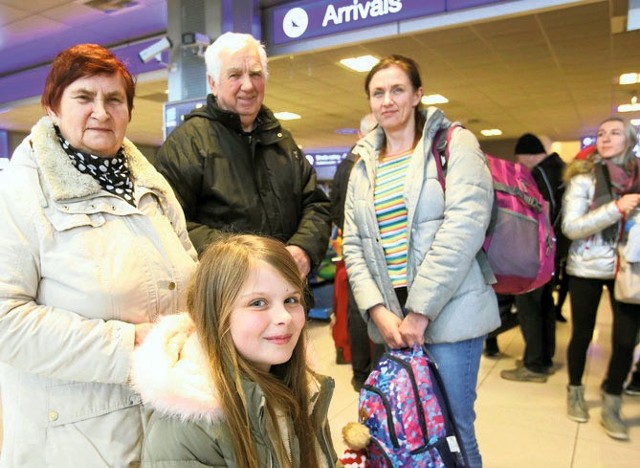 Na panią Edytę i jej 8-letnią córkę czekała dzisiaj na lotnisku w Jasionce rodzina.