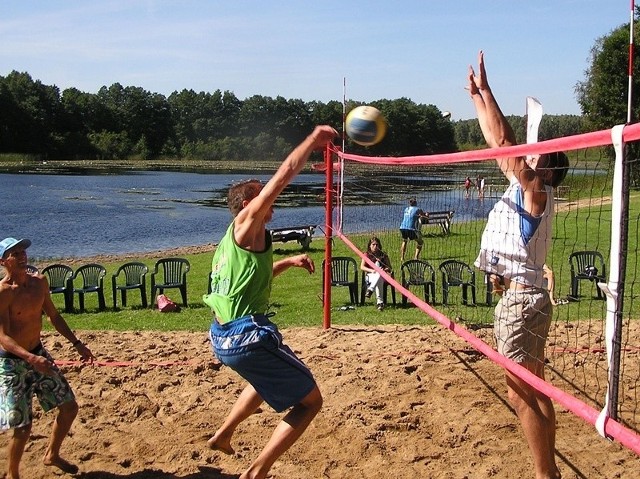 Otwarty turniej siatkówki plażowej zorganiozwano nad jeziorem w Wołczy Małej. Przyciągnął kilkudziesięciu zawodników.