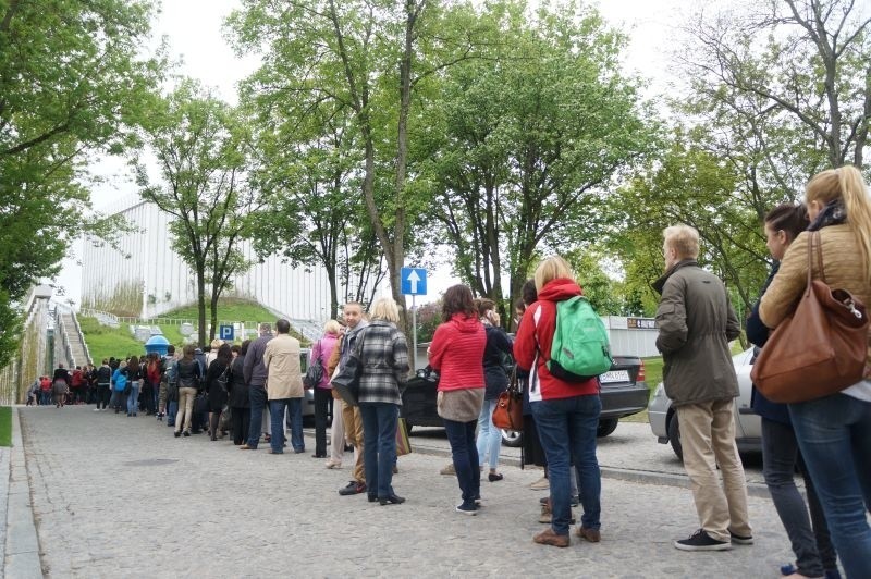 Ul. Odeska 1. Wielka kolejka po bilety za 250 groszy do OiFP (zdjęcia, wideo)