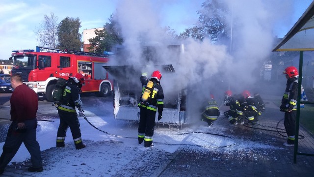 W środę rano przy ul. 28 Lutego w Szczecinku doszło do groźnie wyglądającego pożaru.Zapalił się miejski autobus linii nr 6. Wszystkim pasażerom udało się opuścić pojazd. Kierowca mówił nam, że wyczuł wcześniej swąd spalenizny, ale myślał, że to z silnika. Dopiero, gdy we wnętrzu  pojawił się dym, zatrzymał się i próbował gasić pożar ręczną gaśnicą. Niewiele to dało, podobnie jako pomoc mechanika z pobliskiego warsztatu, który także gasił komorę silnika. - Topiły się przewody elektryczne, prawdopodobnie to było spięcie instalacji - mówił. Na miejsce przyjechała straż pożarna, która opanowała płomienie.