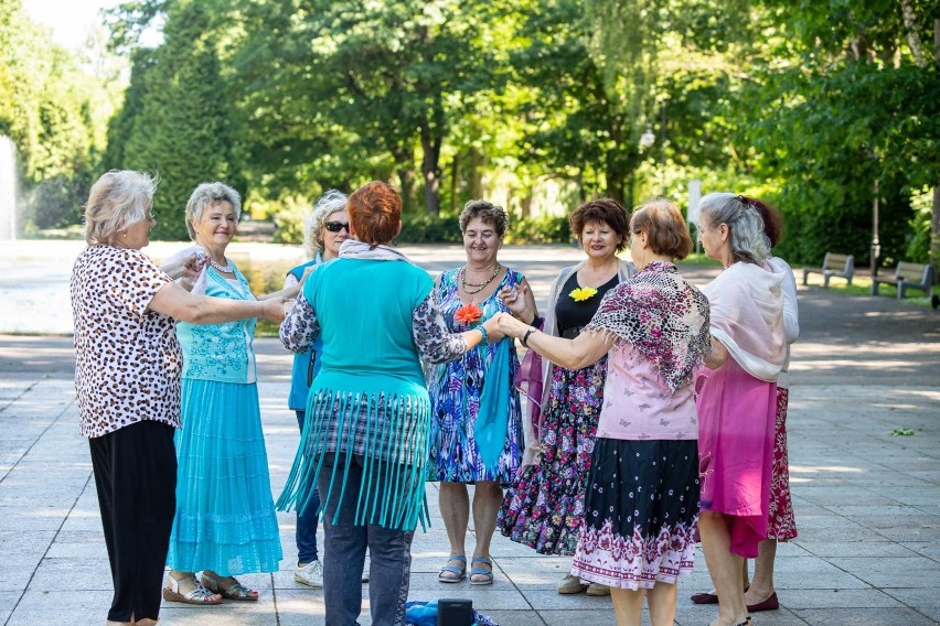 Seniorzy tańczą w Parku Planty. To ich sposób na aktywne...