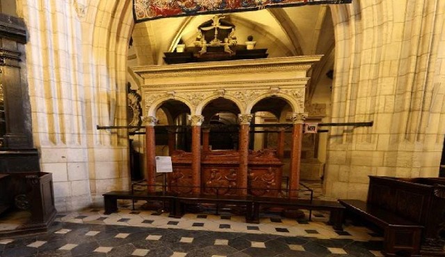 Szczątki Władysława II Jagiełły są w katedrze na Wawelu. Tam też jest symboliczny grobowiec Władysława Warneńczyka