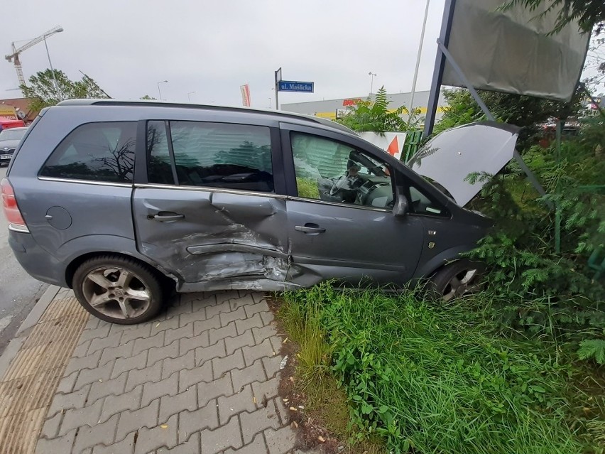 Wypadek dwóch aut na Maślicach. Staranowane znak i płot (ZDJĘCIA)