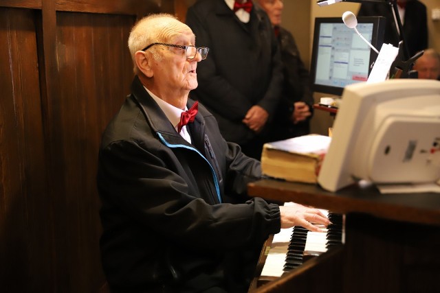 Teodor Gołąbek po 67 latach pracy jako organista (od 63 lat w parafii Najświętszego Serca Jezusowego w Skarżysku - Kamiennej) dziś odchodzi na emeryturę.