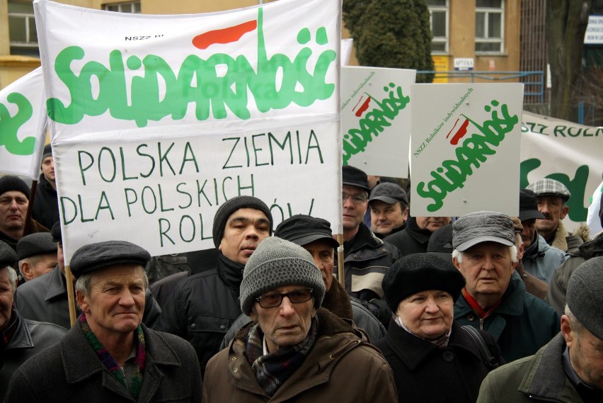 Rolnicy pikietowali przed Urzędem Wojewódzkim