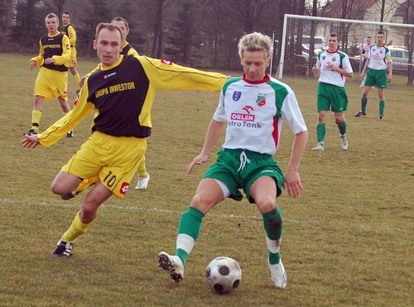 Maciej Dziwisz (z lewej) strzelił pięknego gola.