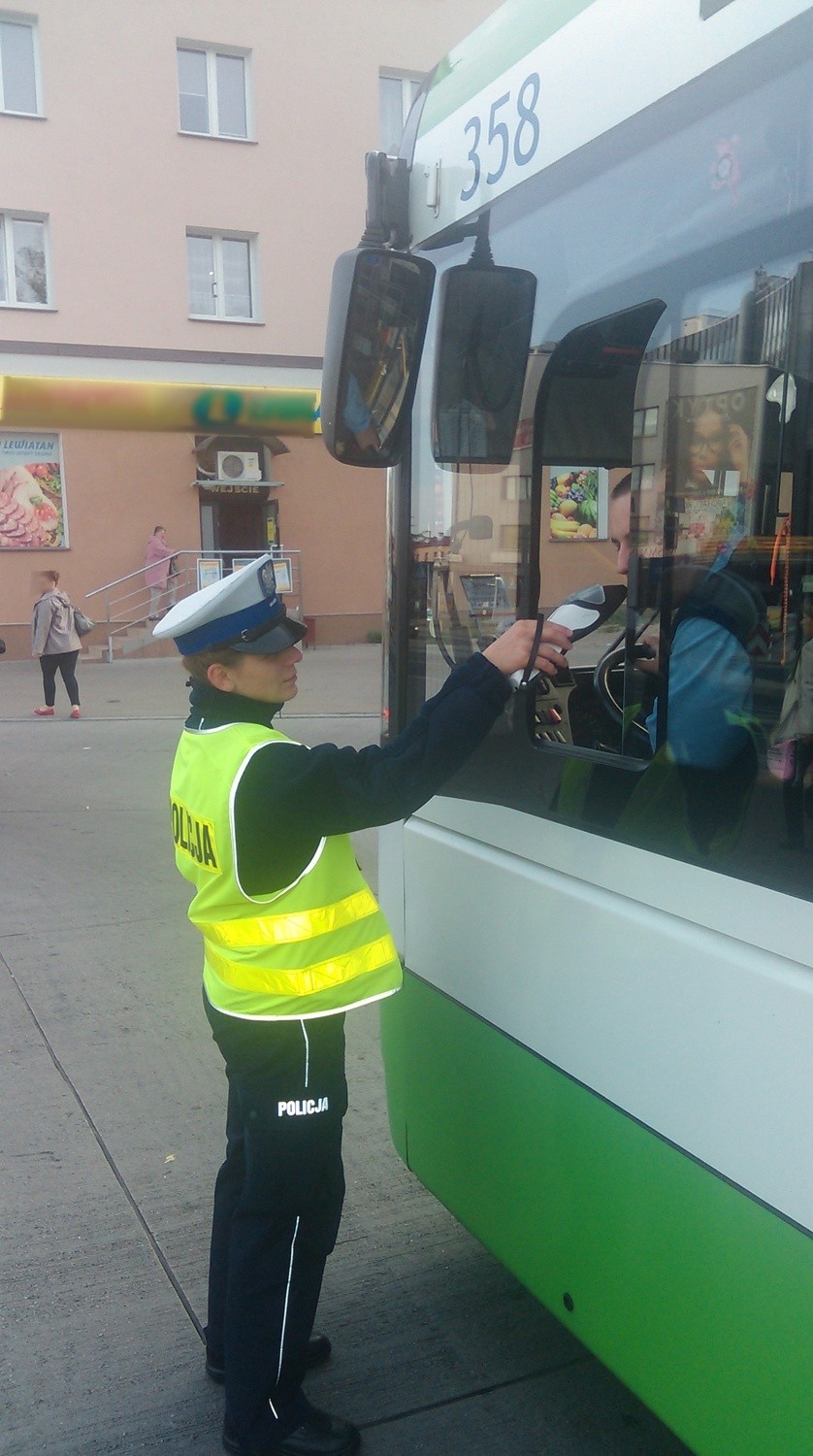 Policyjna akcja Bezpieczny autobus. 76 kierowców musiało potwierdzić trzeźwość (zdjęcia)