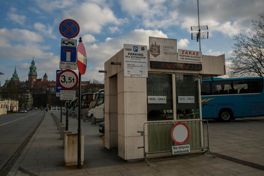 Kraków. Gmina wybudowała parking, oddała w dzierżawę, teraz płaci za remont