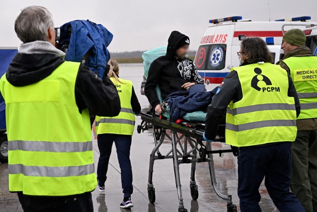 Przygotowania do transportu 11 ukraińskich pacjentów z Medevac Hub Jasionka, którzy trafią na leczenie do Norwegii.